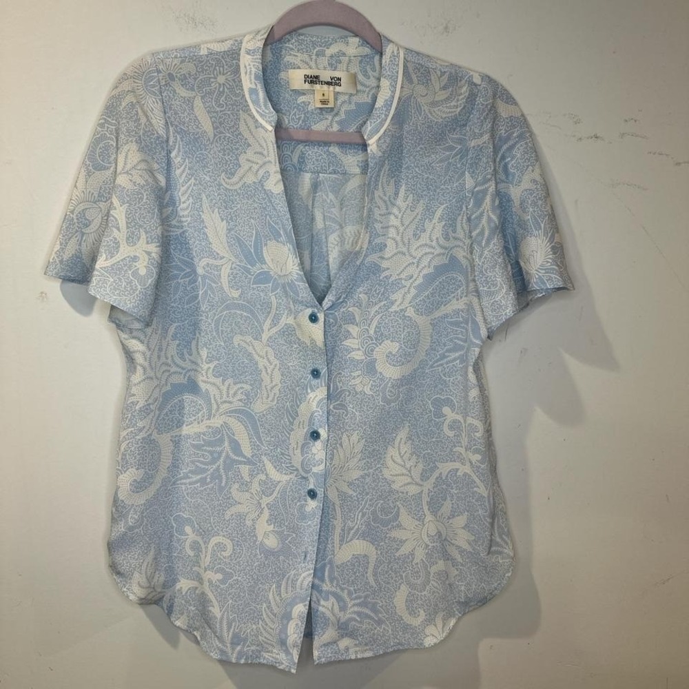 Diane von Furstenberg silk sky blue flowy floral blouse with button up 8 M/L - Picture 3 of 7